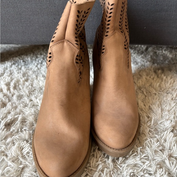 MUSSE & CLOUD. Tan micro suede ankle boot. Perforated detail with crepe sole. - Picture 2 of 4